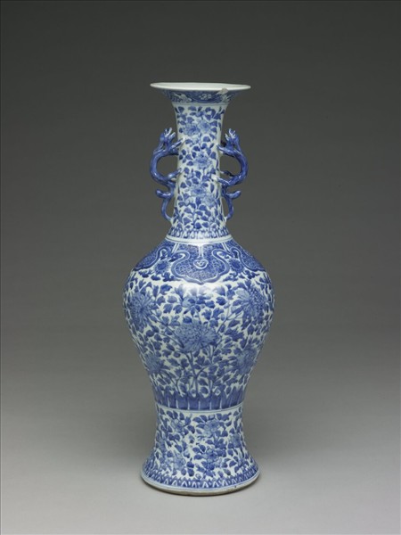 青花牡丹紋獸耳長頸瓶