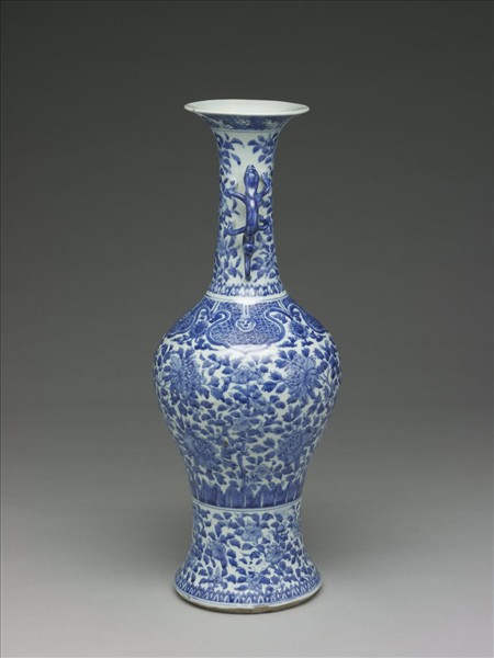 青花牡丹紋獸耳長頸瓶