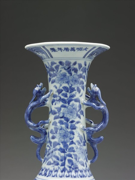 青花牡丹紋獸耳長頸瓶