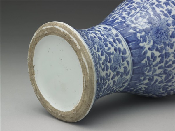 青花牡丹紋獸耳長頸瓶