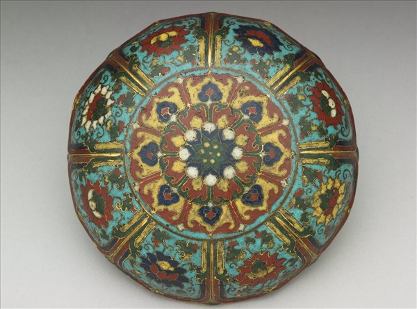 掐絲琺瑯番蓮紋盒