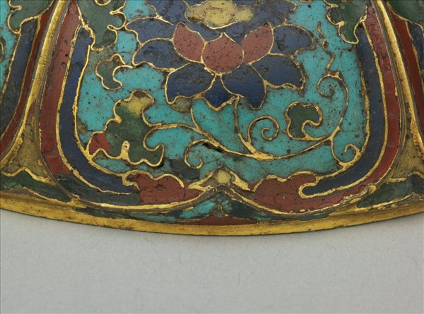 掐絲琺瑯番蓮紋盒