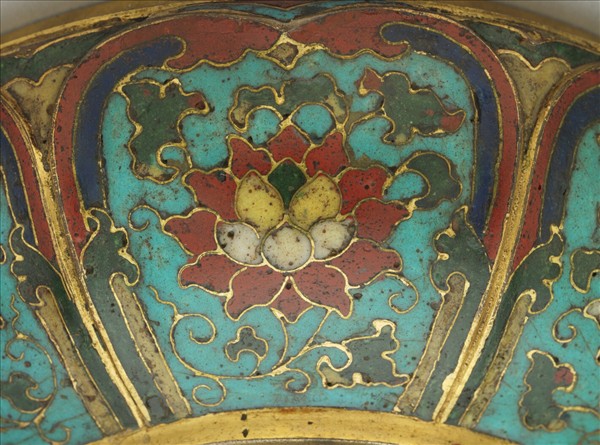 掐絲琺瑯番蓮紋盒