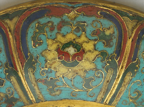 掐絲琺瑯番蓮紋盒