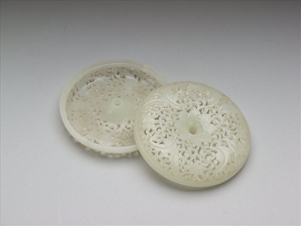 玉鏤雕番蓮紋香薰