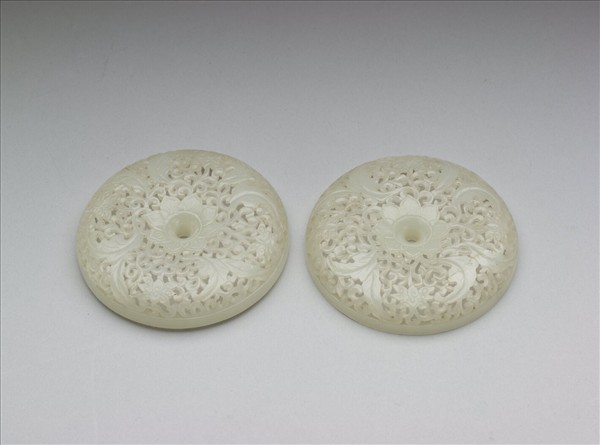 玉鏤雕番蓮紋香薰