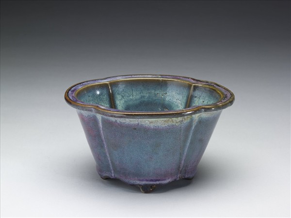 鈞窯 天藍葡萄紫海棠式瓷盆