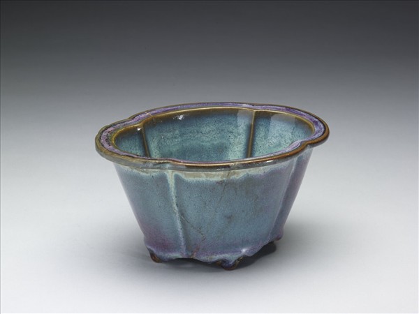 鈞窯 天藍葡萄紫海棠式瓷盆