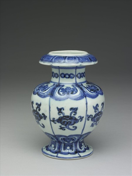 青花靈芝紋尊式瓶