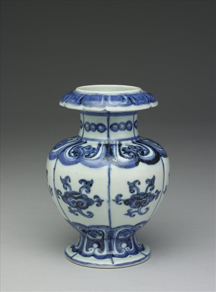 青花靈芝紋尊式瓶