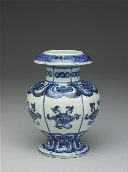 青花靈芝紋尊式瓶