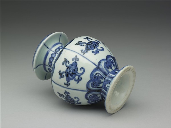 青花靈芝紋尊式瓶