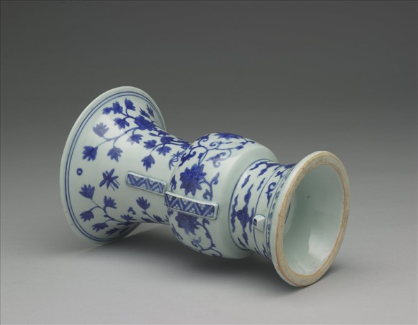 青花花卉紋尊
