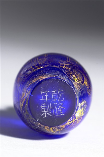 藍色玻璃描金山水鼻煙壺