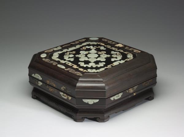 嵌玉八角形木匣多寶格