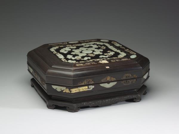 嵌玉八角形木匣多寶格