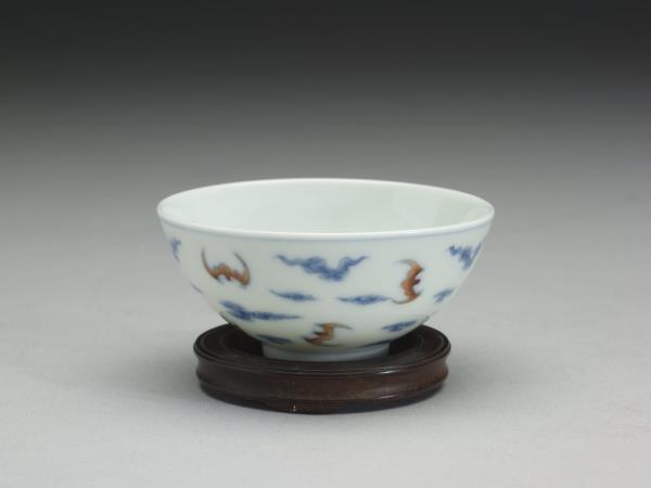 鬥彩雲蝠紋杯- 故宮