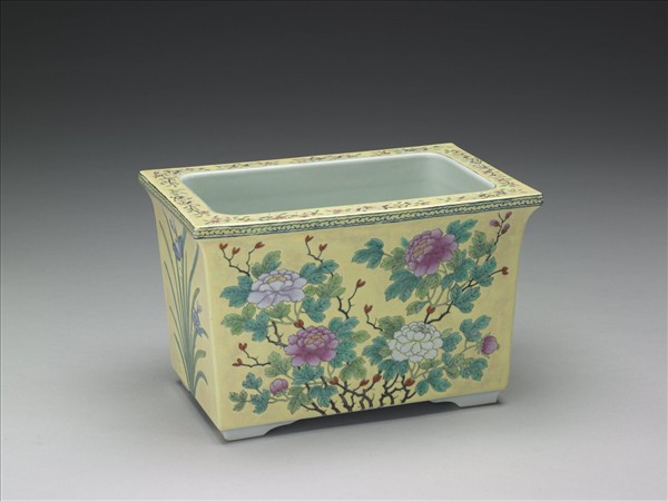 粉彩牡丹紋長方盆