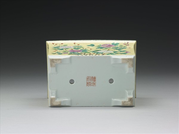 粉彩牡丹紋長方盆