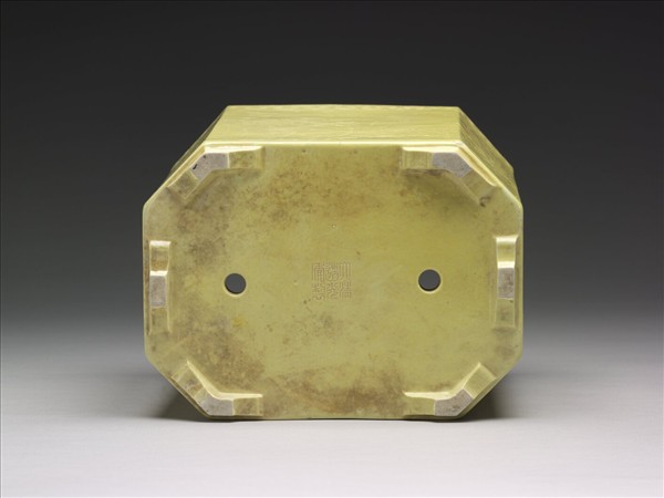 黃釉劃花八方盆