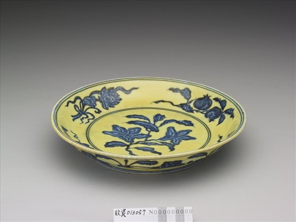 青花黃彩梔子花果紋盤