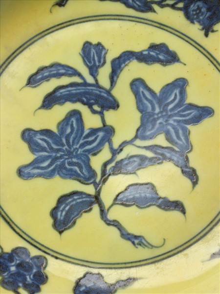 青花黃彩梔子花果紋盤