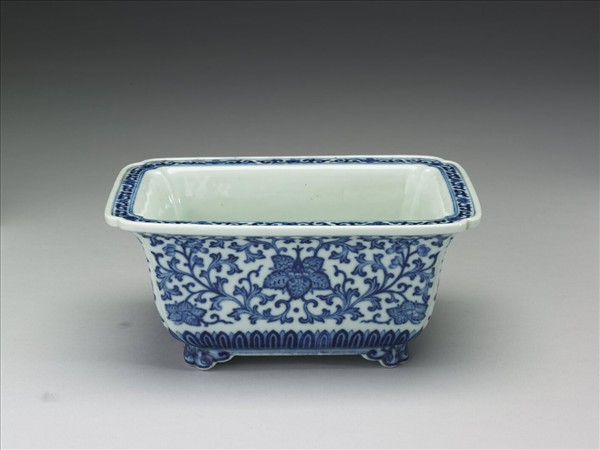 青花纏枝花卉紋長方花盆