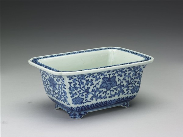 青花纏枝花卉紋長方花盆