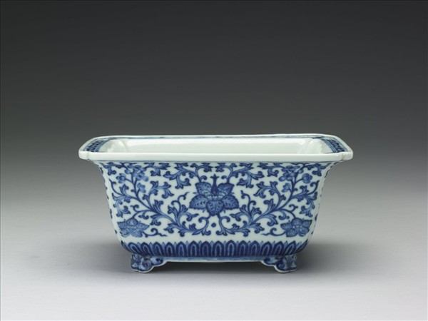 青花纏枝花卉紋長方花盆