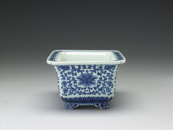 青花纏枝花卉紋長方花盆