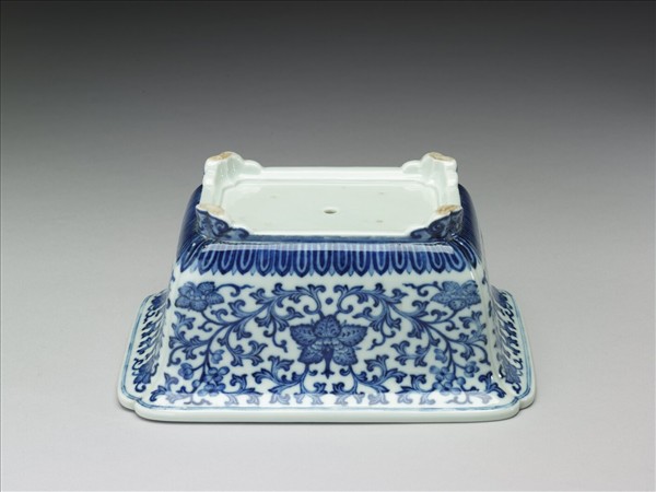 青花纏枝花卉紋長方花盆