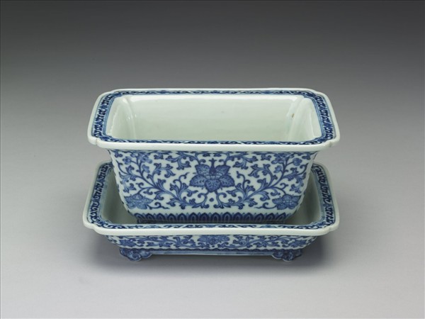 青花纏枝花卉紋長方花盆