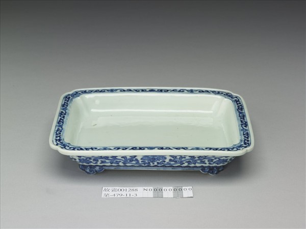 青花纏枝花卉紋長方盆托