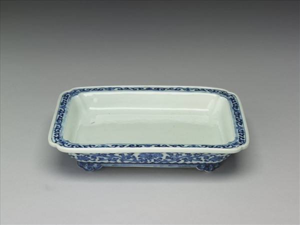 青花纏枝花卉紋長方盆托