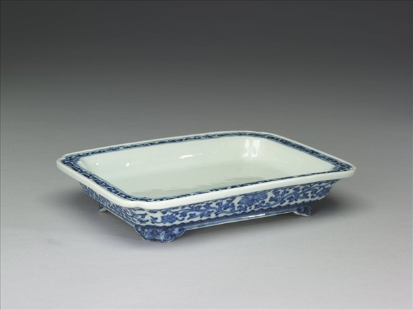 青花纏枝花卉紋長方盆托