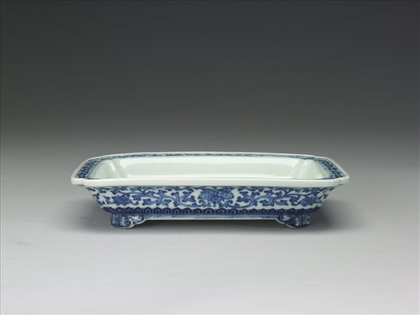 青花纏枝花卉紋長方盆托