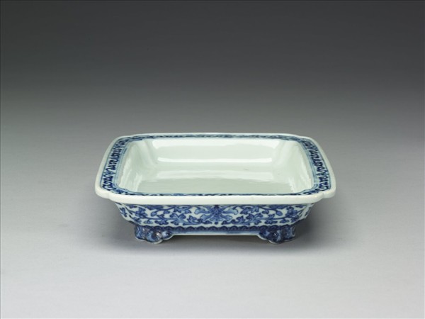 青花纏枝花卉紋長方盆托