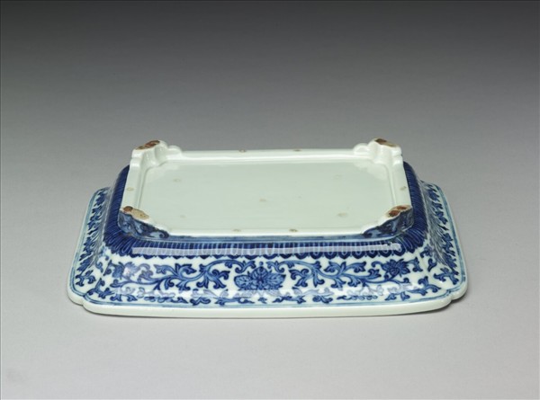 青花纏枝花卉紋長方盆托