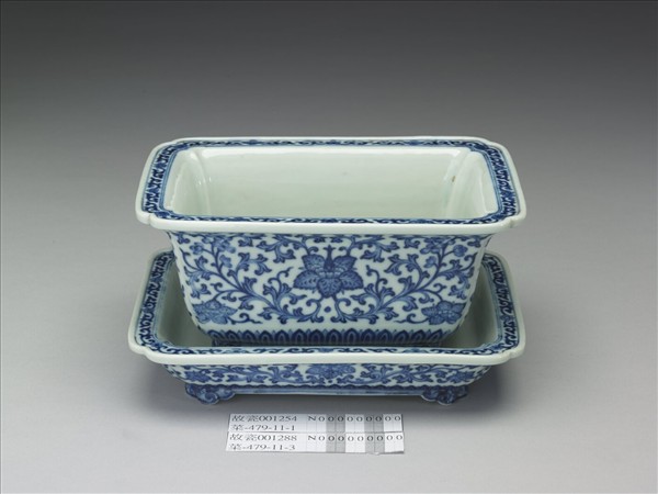 青花纏枝花卉紋長方盆托