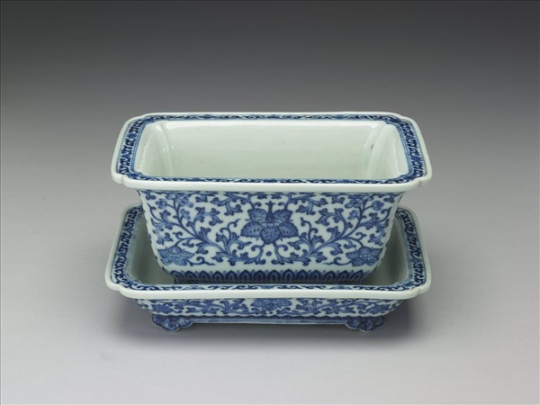 青花纏枝花卉紋長方盆托