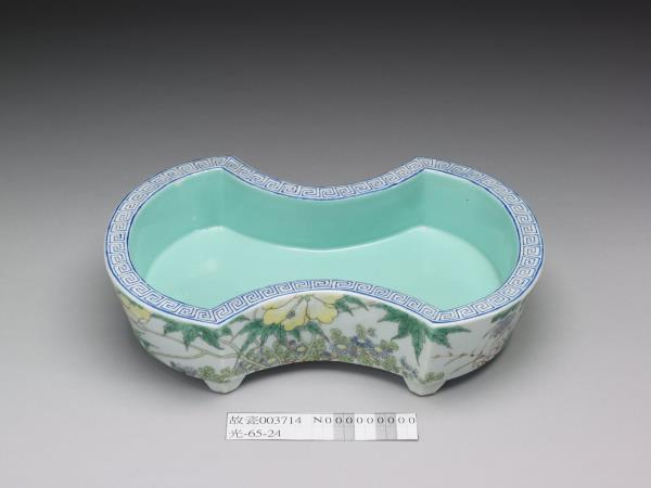 「大雅齋」款粉彩花卉紋銀錠式盆