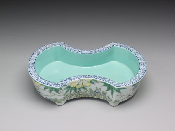 「大雅齋」款粉彩花卉紋銀錠式盆