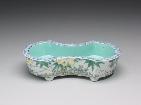 「大雅齋」款粉彩花卉紋銀錠式盆