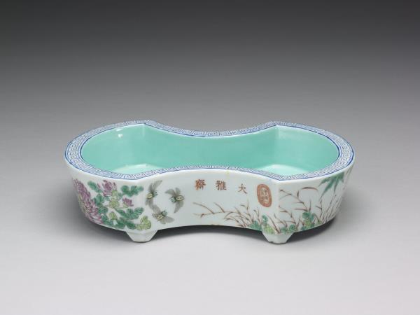 「大雅齋」款粉彩花卉紋銀錠式盆