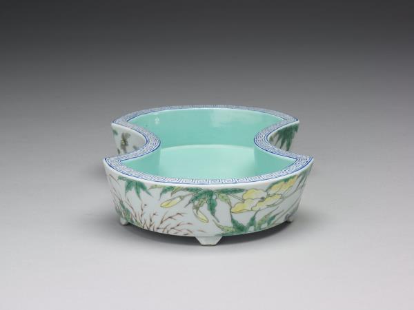 「大雅齋」款粉彩花卉紋銀錠式盆