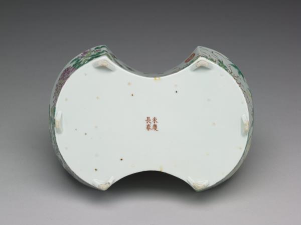 「大雅齋」款粉彩花卉紋銀錠式盆