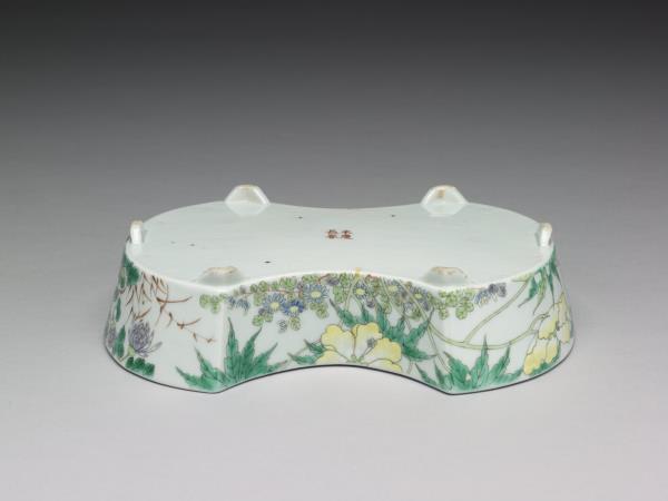 「大雅齋」款粉彩花卉紋銀錠式盆