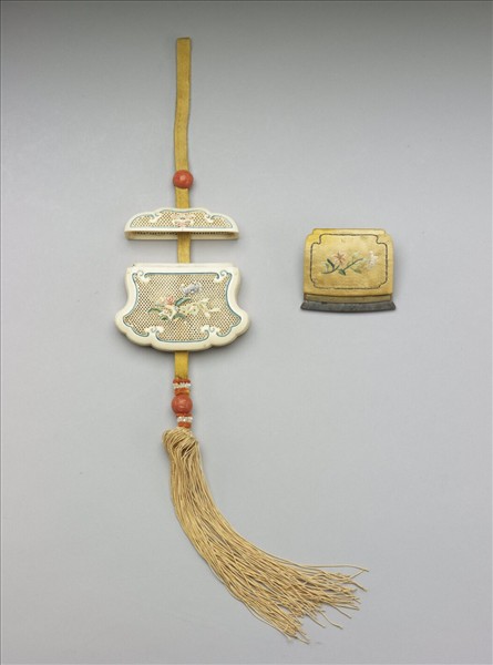 象牙雕鏤空火鐮盒