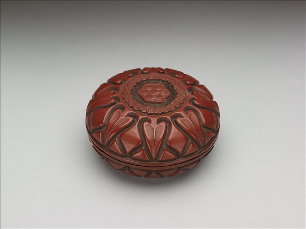 剔紅蓮花圓盒