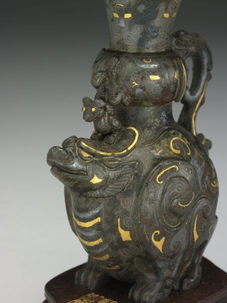 銅錯金銀瑞獸尊